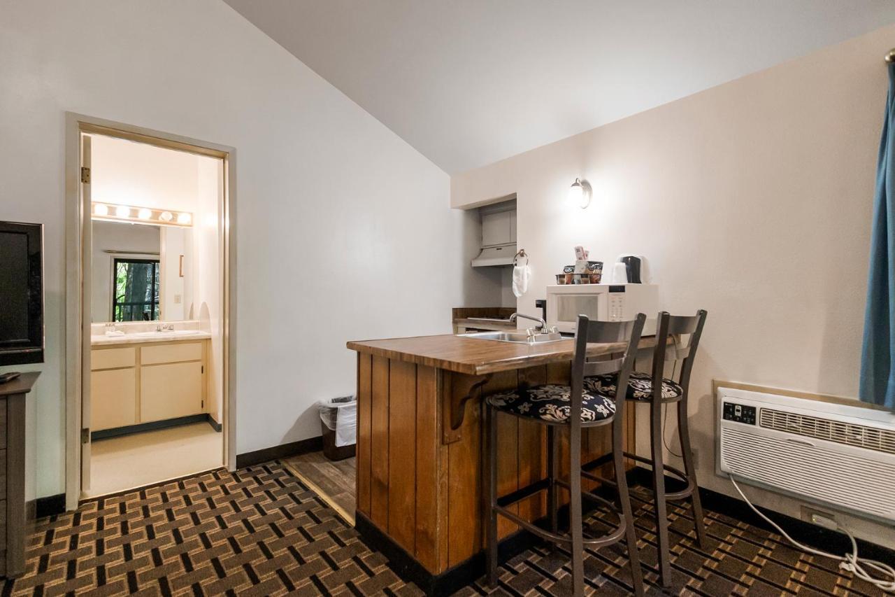 Northern Queen Hotel 2*